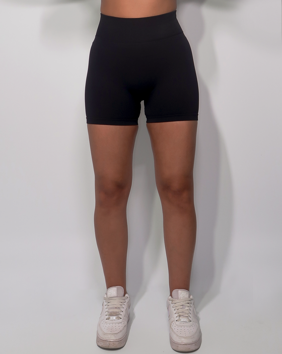 BLACK REFINE SHORTS